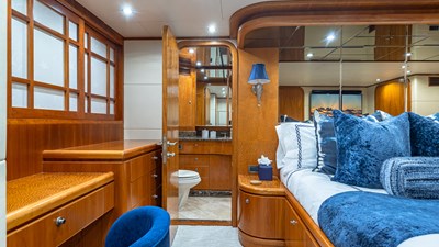 B HAPPY 27 Master starboard head entrance 