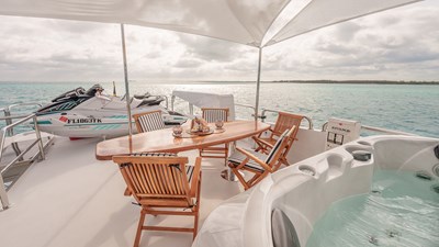 B HAPPY 55 Shaded boat deck dining 