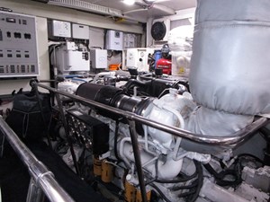 B HAPPY 62 Starboard engine 