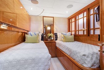 OSSUM DREAM 34 Port Side Guest Twin  