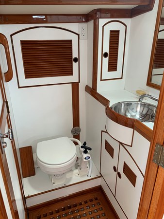 Little Harbor 44, Aft Head