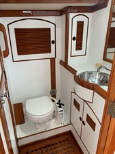 REDSTART 24 Little Harbor 44, Aft Head