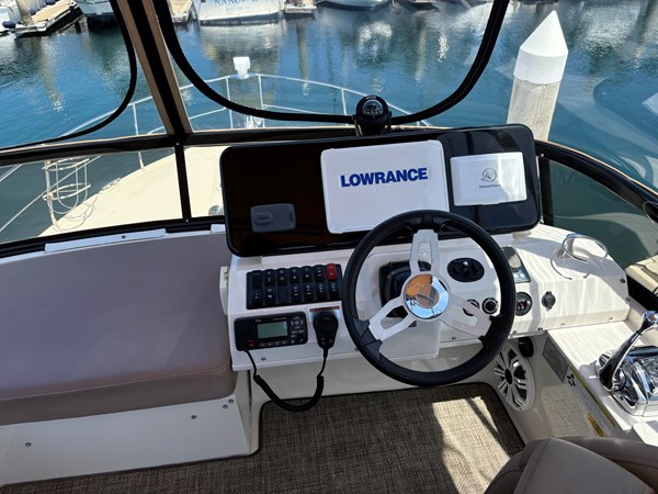 Flybridge Helm with Lowrance HDS12-GPS/CHARTPLOTTER
