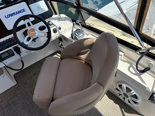 Captains Seat / Wheel / Merc Vessel View / Throllers / Speakers