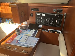 VALIANT 11 Nav station