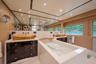 SUR LA MER 14 Master Cabin Head