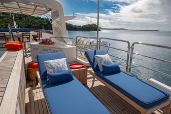 SUR LA MER 33 Flybridge Lounge