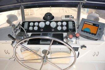 DUET 48 Flybride Helm Fwd