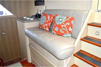 MON SHERI 17 Pilothouse Helm Seat