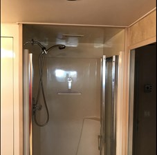 MON SHERI 48 Starboard Twin Cabin Shower