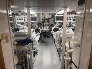 MON SHERI 81 Engine room looking aft