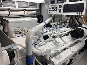 MON SHERI 82 Starboard engine