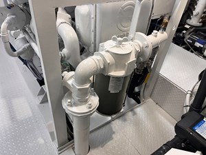 MON SHERI 84 Port intake plumbing