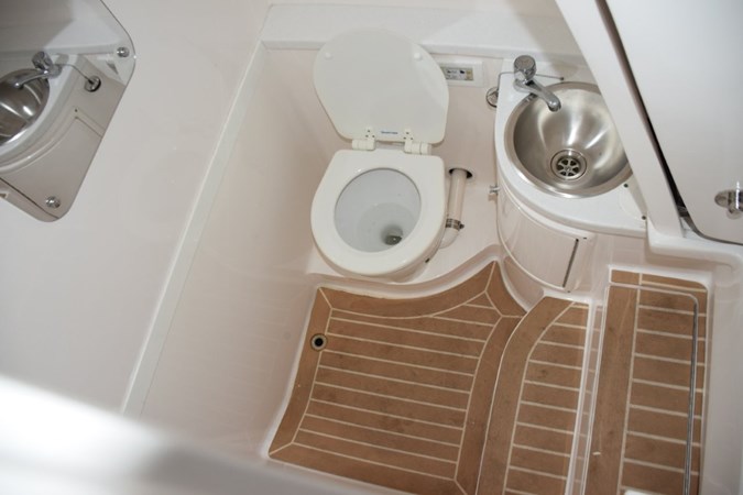 Head compartment beneath console