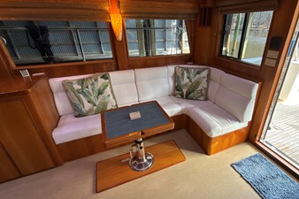 KNOT QUITTERS 9 L-Shaped Settee to Starboard