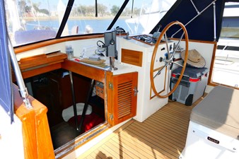 AVENIR 76 Cockpit Companionway