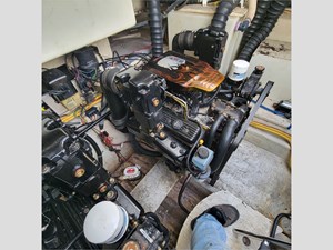 33' Bayliner 2006 325 12 