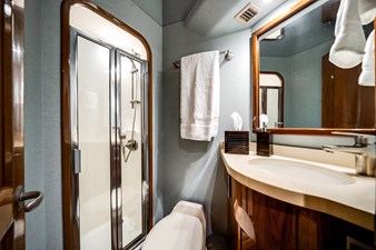 El Jefe 47 Guest En-Suite Head