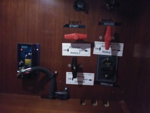PACIFICO 59 Battery switches