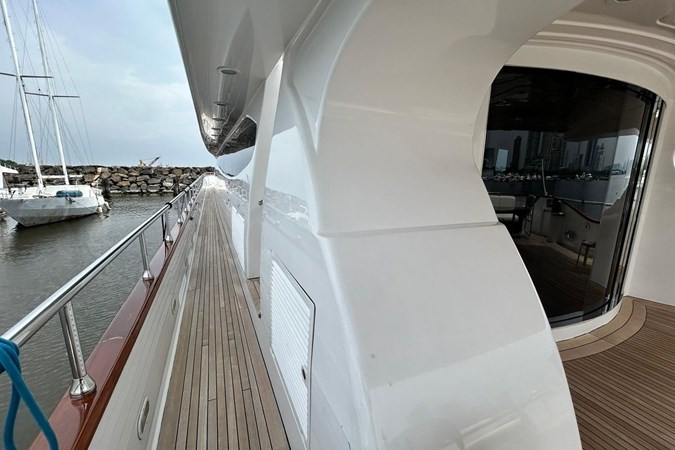 Euroyacht Planet 125S - Side deck to forward