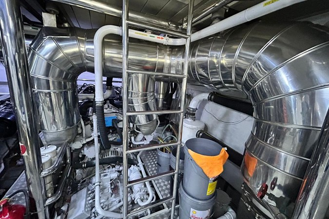 Euroyacht Planet 125S - Engine room