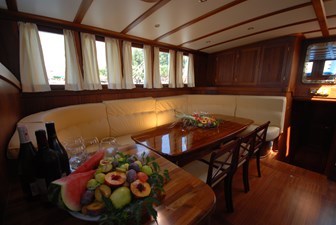 ARINNA 4 Steel Motorsailer salon