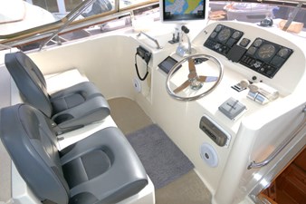 JOURNEY 52 Flybridge Helm Seats