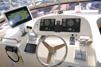 JOURNEY 53 Flybridge Helm