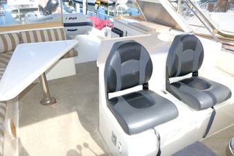 JOURNEY 55 Flybridge Helm seats aft