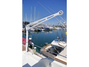 JOURNEY 70 Flybridge Dinghy Crane