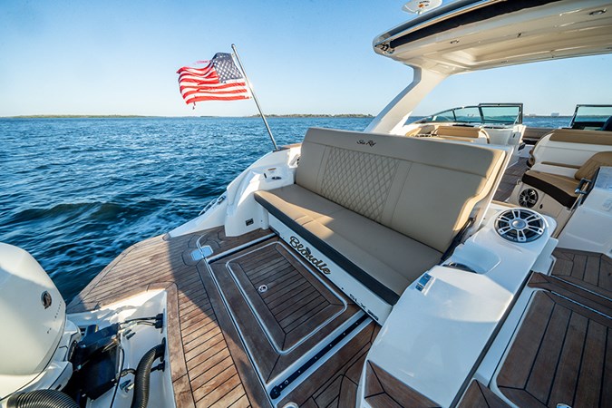 Concealable aft-facing transom lounger