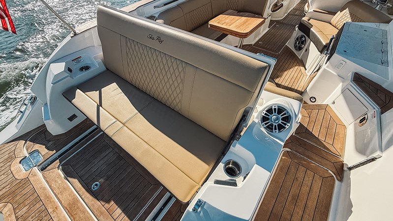 Concealable aft-facing transom lounger