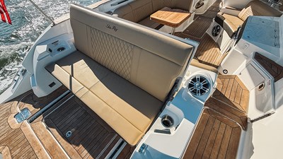 BLONDIE 6 Transom concealable aft facing lounger