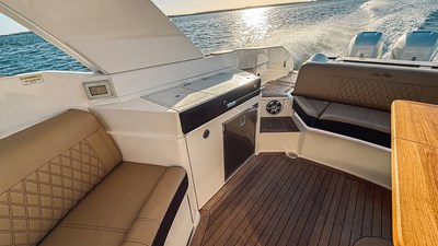 BLONDIE 8 Cockpit wet bar