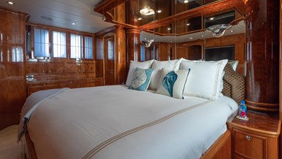 RAYS 16 Master Cabin