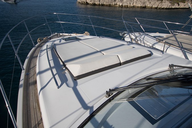 Princess V48 Open - Foredeck sun pad