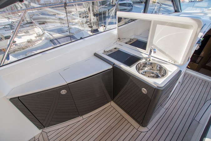 Princess V48 Open - Exterior dinnette