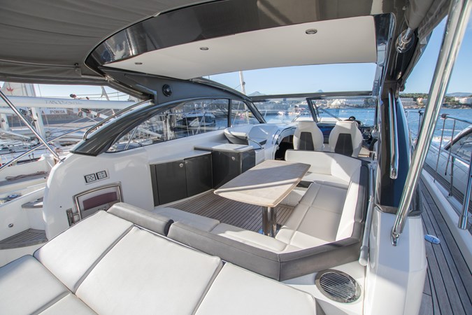 Princess V48 Open - Electric opening hardtop