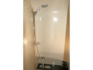 WINE DOWN 18 Head shower