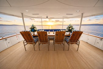 FAVOR 3 003 AFT DECK DINING
