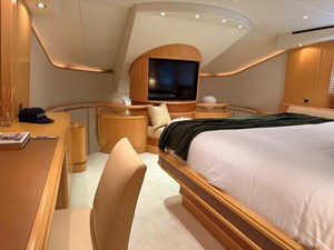 FAVOR 19 019 MAIN DECK MASTER STATEROOM