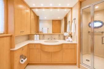FAVOR 40 042 Lower Deck Aft Port Guest Stateroom Ensuite