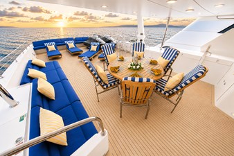 FAVOR 50 052 Skylounge Aft Deck