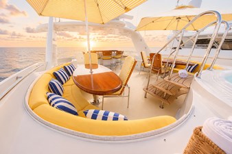 FAVOR 55 057 Flybridge - Seating Area