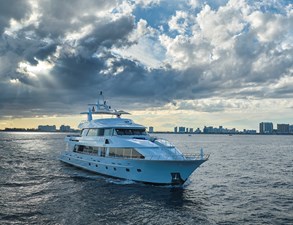 FAVOR 68 070 Bow & Starboard