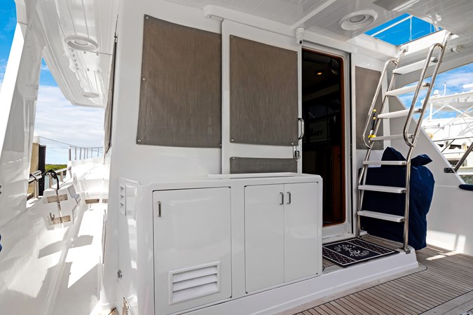 Aft bulkhead, cabinets with Vitifrigo cube Ice maker & storage, Salon entry