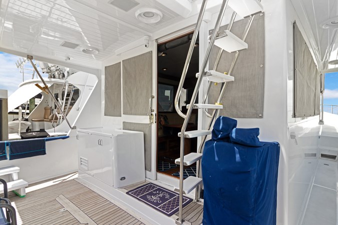 Deckhouse snap on window shades and side deck access , note large overhang from Flybridge deck
