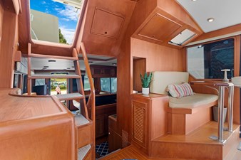 INDIGO 6 Pilothouse Loungetable, steps up to flybridge