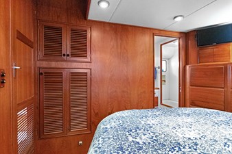 INDIGO 24 Master stateroom to the starboard side - head entry door