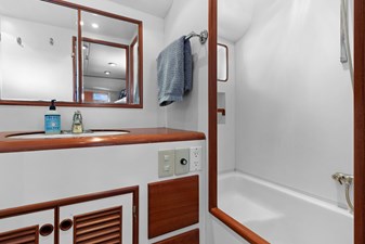INDIGO 28 Master stateroom head with tubshower stall
